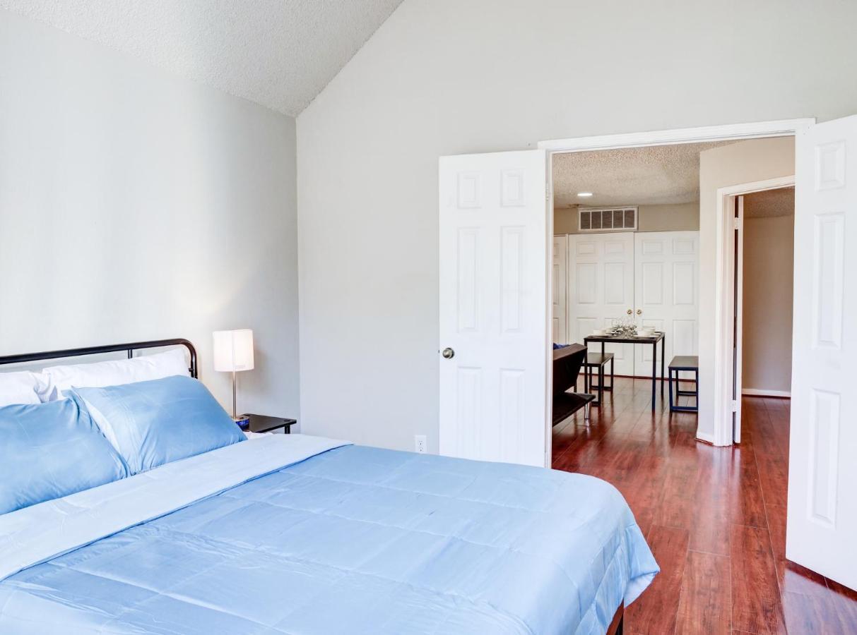 Lovely 2 Bedroom, 1 Bath Condo With Pools And Gym. Х'юстон Екстер'єр фото